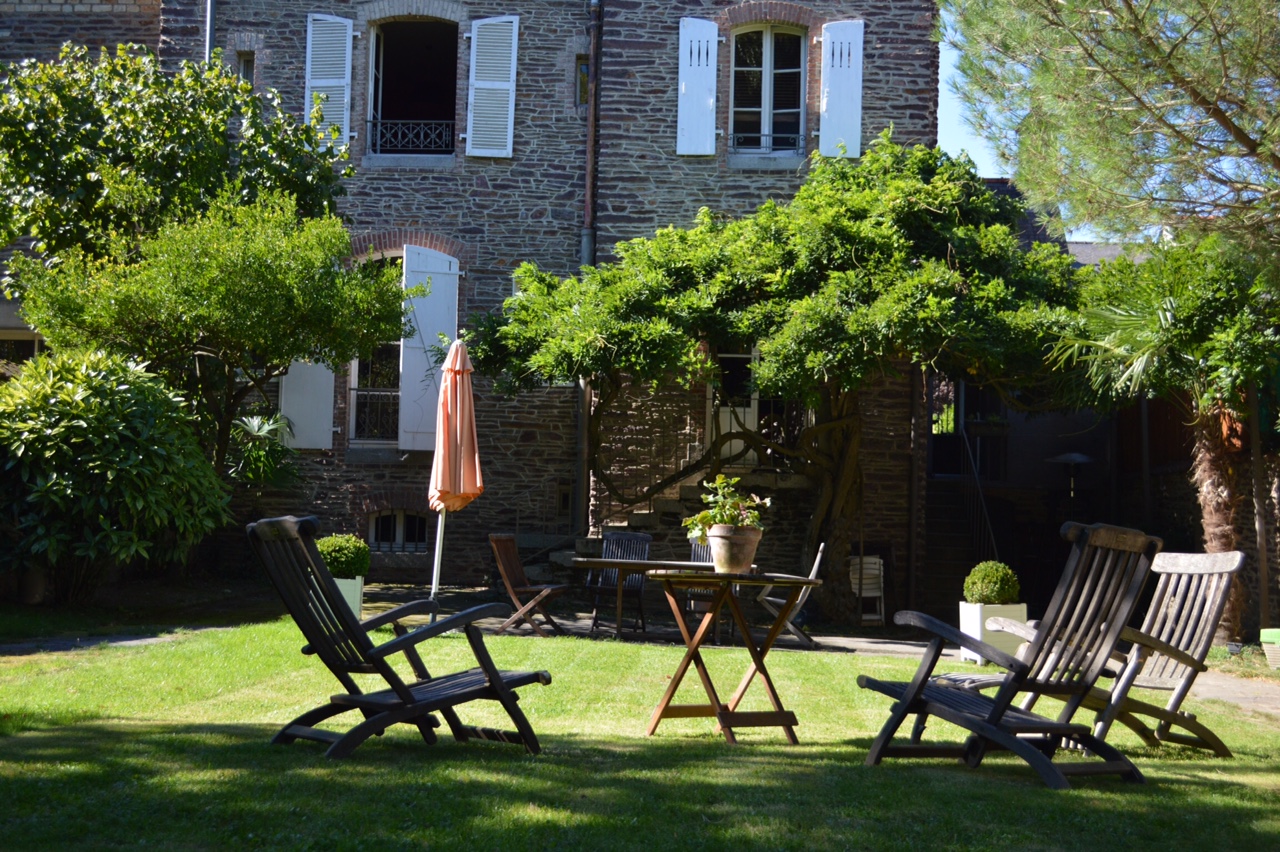 Clos de murs un jardin en ville